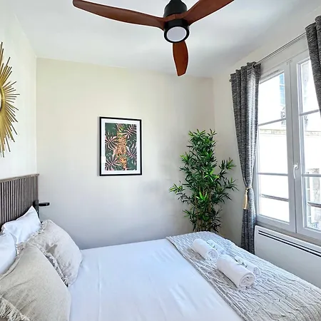 1579 - Eiffel Tower Gem, Stylish & Unique Apartment