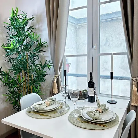 1579 - Eiffel Tower Gem, Stylish & Unique Apartment *